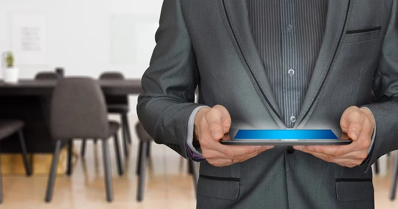 Franchise directe, master-franchise ou succursalisation : le vrai tableau comparatif